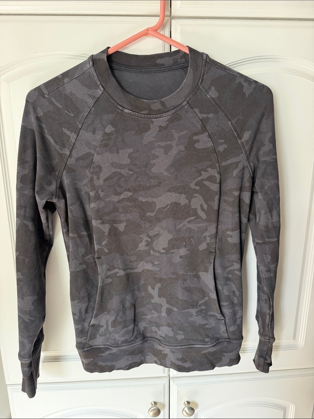Lululemon Atletica Gray/blk Camouflage Lightweight Pullover. 2 pockets Size 2.